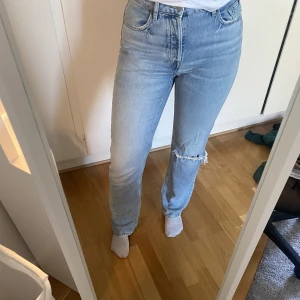 H&M- jeans - Superfina jeans från hm som tyvärr inte kommer till användning🫶🏻 skriv vid intresse/frågor💕 pris kan diskuteras
