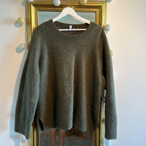 & Other stories mohair m 🫶🏽 - 890kr nypris, använd ett fåtal gånger. Finaste khaki färgen.  Säljs inte längre i butik. Storlek m men passar mig dunder som vanligtvis har s. Försten till kvarn. Klicka gärna på köp nu så är den din direkt. 👏🏼