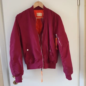 Jacka  - Vinröd jacka, använd några gånger men högra fickan är lite sönder och går absolut att sy ihop. De står L men är som en S.