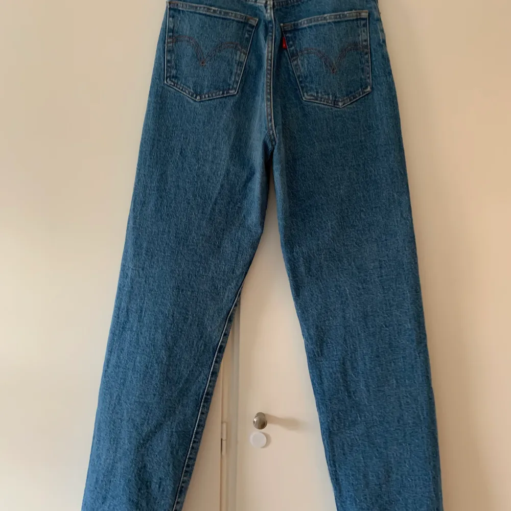 Levi’s jeans i modellen ribcage, färgen är denimblå! Använt dessa endast ett fåtal gånger och nu är de dessvärre för små för mig. I väldigt bra skick. På mig som är 157 sitter dessa så att de lägger sig ”på” skorna, alltså lite längre.. Jeans & Byxor.