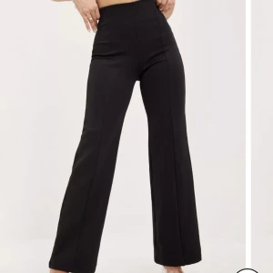 Nelly high wide pants - Ett par svarta nelly high wide pants i storlek S. Mycket bra skick då de är knappt använda pga alldeles för långa. Kom privat för fler bilder! 💕💕 