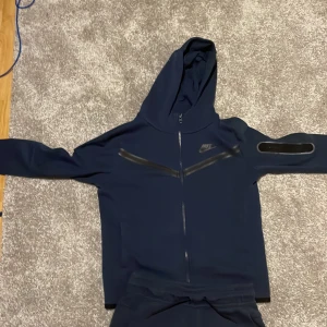 Nike tech fleece Set St 150-160  - Skick 9-10/10 och bra passform Ni står för frakt eftersom det är ett bra erbjudande 