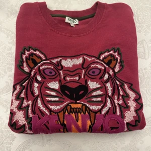 Kenzo tröja - Säljer en fin tröja från Kenzo. Storlek XS. Är i fin skick. PM för mer information. Hämtas i Linköping eller skickas mot frakt. Säljer då den ej passar mig längre.