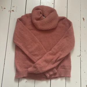 Rosa polo tröja - En rosa polotröja använd men i bra skick inga fläckar hål osv storlek S medela gärna om du har funderingar 