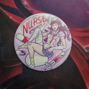 Danganronpa pin - Pin med karaktären Mikan Tsumiki. Finns lite skador högst upp (se bild). Kan mötas upp i vänersborg