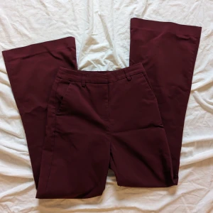 Flare kostymbyxor  - Mörkröda kostymbyxor från gina 