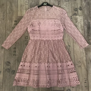 Gammelrosa fin klänning  - Gammalrosa fin klänning i spets. Använd en gång.