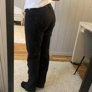 svarta jeans - fina raka jeans, pris kan diskuteras 🖤