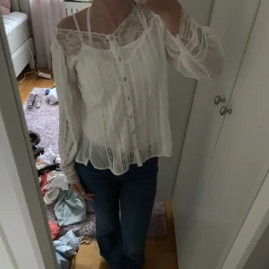 Blus💓 - Säljer denna supersöta blus, ökänt märke och storlek, men sitter som s. Rätt gammal men inga defekter. Meddela gärna om du har några frågor💓