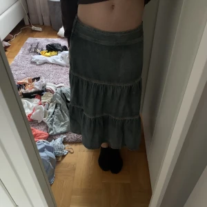 Jeanskjol - Säljer min supersnygga lågmidjade jeanskjol! Det är stl 38 men sitter bra på mig som är 32/34(se bilden). Meddela gärna om du har några frågor.