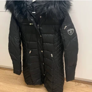 Jacka Beam ROCKANDBLUE  - Jacka Beam från Rock and Blue (svart). Strl 36  Nypris 3 499kr  Som nyskick, använd 2 ggr.   https://nelly.com/se/produkt/rockandblue-beam_166888-0426/