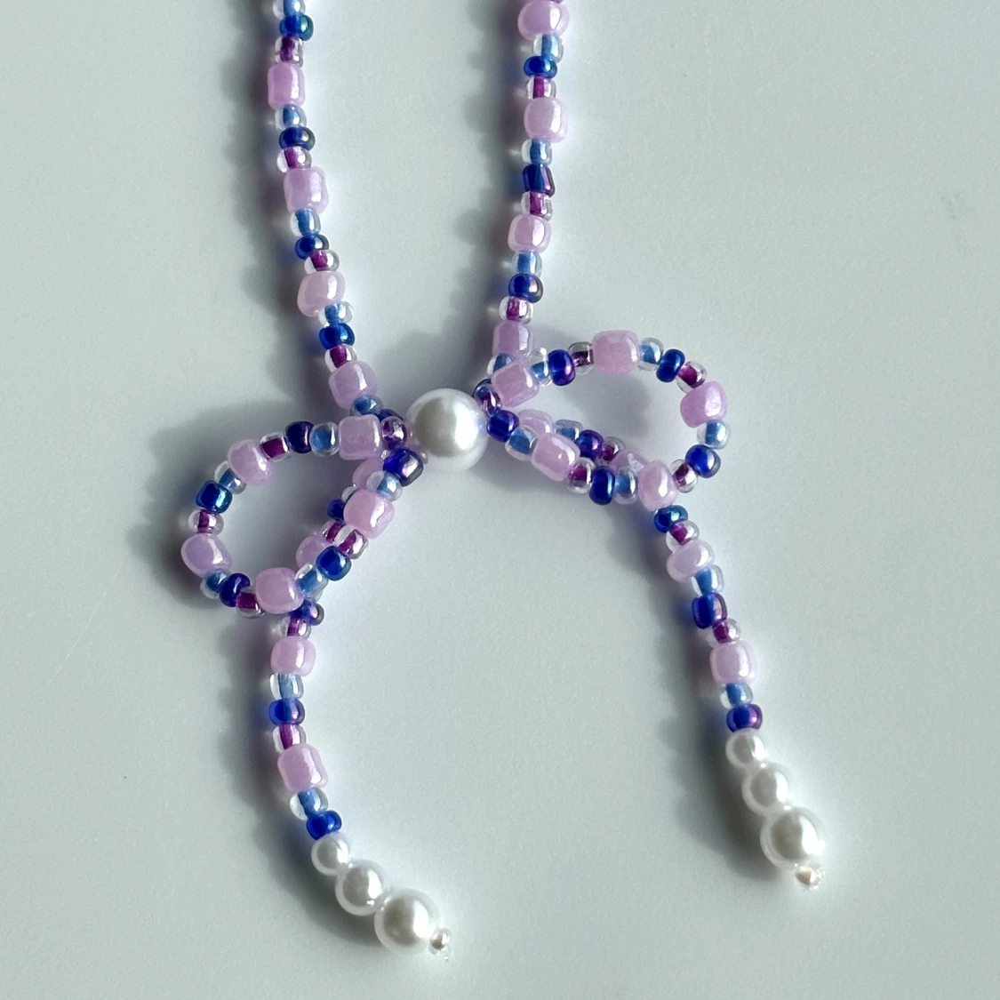 Rosett pärlhalsband i lila, rosa och blått - 91