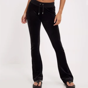 Jucie couture  - Jucie couture mjukisbyxor. Lågmidjade utan fickor. Aldrig använda i storlek M men små i storleken. Pris kan diskuteras! 