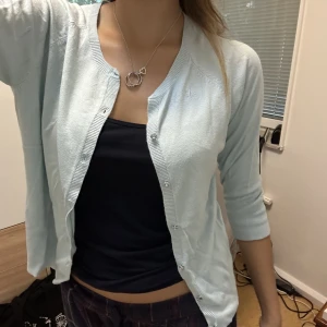 Kofta  - Super söt babyblå kofta med jätte söta ”diamant” knappar, aldrig använt mammas gamla. Super bra skick och bra material! Strl står M men skulle oxå passa S. 2/3ärm