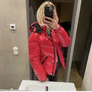 Röd Moncler liknande jacka - Intressekoll på denna fina röda dunjacka. (Bilden är lånad) skriv för fler frågor/bilder❤️