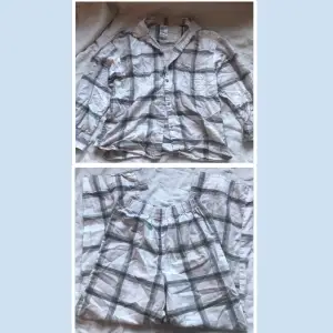 Säljer  ett gulligt pyjamas set. Har använts ett par ggr. På 2a och 3e bilden syns små fläckar på både tröjan o byxorna, men den syns knappt. Det är storlek XS på både tröjan och byxorna men skulle säga att det passar S med. 