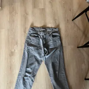 Valient Jeans  Modell: Skate Storlek:L (små i storleken passar 31/30 Skick: 9/10