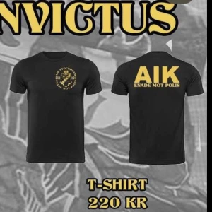 AIK T-shirt  - Säljer denna AIK tishan (enade mot polis) som köptes vid norra stå på AIK - Varberg matchen i friends. Tröjan är endast testad, alltså aldrig använd. Storlek M unisex, startpris 220kr (kan diskuteras) köparen står även för frakt🤗