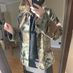 Kamouflagejacka - Jättefin höstjacka som inte kommer till användning längre! Perfekt till hösten då man kan ha en stickad tröja under! Bra skick, står S i jackan men skulle säga att den passar mer som en lite overzised M!! Lägger ut för 500 för att se intresse🫶