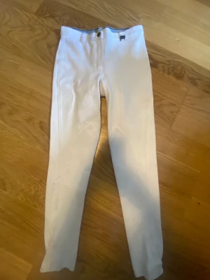 Ridtävlingskläder - kavaj, tröja och ridbyxor!! ridbyxor och kavaj i strl 36 och tröjan i xs! Fint skick