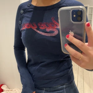 Zadig tröja - En så fin Zadig tröja i väldigt bra skick, har några små skråmor längst ner men bläddra till sista bilden för att se. (Det är lite målarfärg och mini hål) men man ser de knappt speciellt inte när man har den på isg. Den har I love you tryck på framsidan.