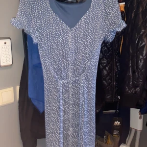 Klänning - Använd 1 gång 