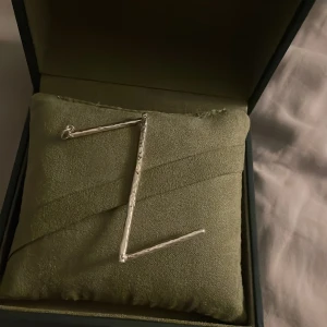 Maria Nilsdotter wonky letter  - INTRESSEKOLL på mitt MNwonkyletter som inte säljs längre,skulle vilja byta mot något i samma pris värde från MN men kan också tänka mig att sälja. Ny pris: 2795 mitt pris 1500 kan till och med gå med på 1050 vid snabbaffär (kan stå för Zadig Voltaire tex)