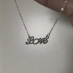 Halsband  -  Jättevackert Love halsband. Nytt, oanvänt och handgjort. Kontakta gärna vid frågor. Har också andra smycken på min profil🌺