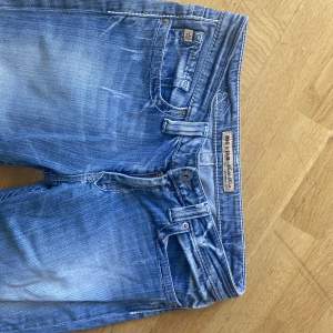 Snygga lågmidjade jeans med detaljer på fickan, färgen på sista bilden är den som jeansne är! Midjemått 38cm  Innerbenet 74cm Längd 97cm