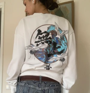 Hearhans tröja - En h.t.n.s tröja. Storlek 2kl riktigt snyggt tryck men är använd och lite nopprig men varm och skön tröja 