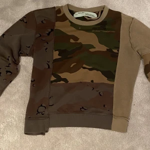 OFF-White TM Camouflage 2013 c - Det är en äkta OFF-White camouflage Sweater, köpte den väldigt länge sedan och har användts ett fåtal gånger då den blivit för liten. Den är i size (small) och är i relativt gott skick, liten bristning i tyget som ni ser på (bild 3), overall bra skick.