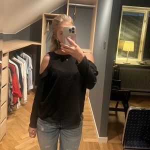 Svart topp - Topp med öppna axlar, jättefin detalj💕 frakt tillkommer