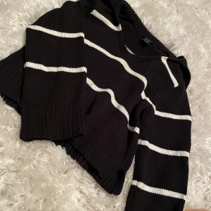 Stickad tröja - Fin stickad med små slitsar