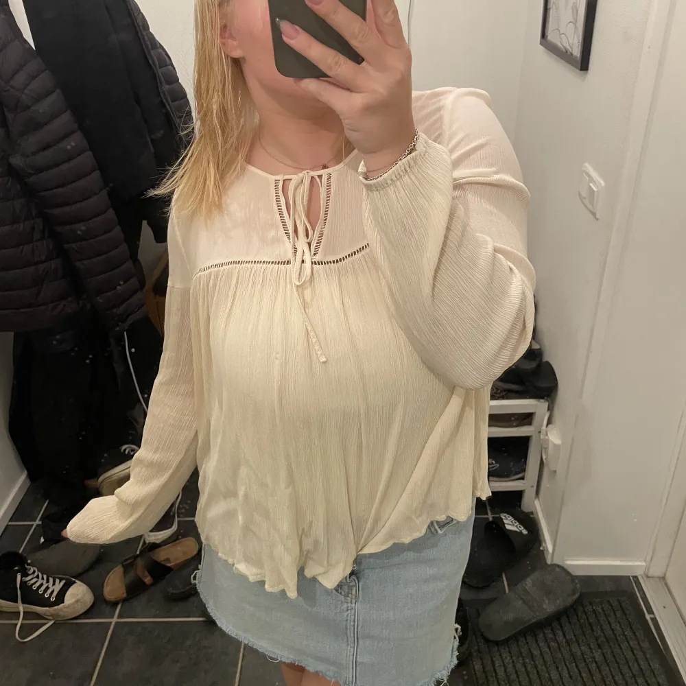 Beige blus från mango. Köpt på sellpy men har själv aldrig använt den, fint skick! Storlek L men passar S/M också. 100kr plus frakt . Blusar.