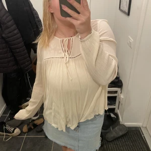 Beige blus från mango - Beige blus från mango. Köpt på sellpy men har själv aldrig använt den, fint skick! Storlek L men passar S/M också. 100kr plus frakt 