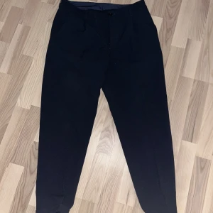 Armani Exchange kostymbyxa  - Storlek 32 oanvända kostymbyxor som legat fint i garderoben. Färgen är mörkblå