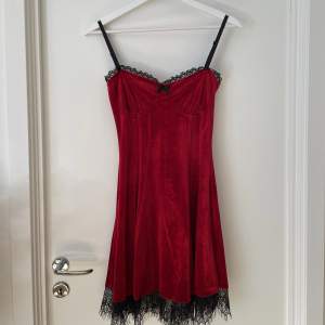 Röd gotisk sammetsklänning med spets.
