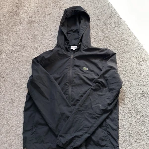 Lacoste jacka medium - Knappt använd jacka från Lacoste i medium