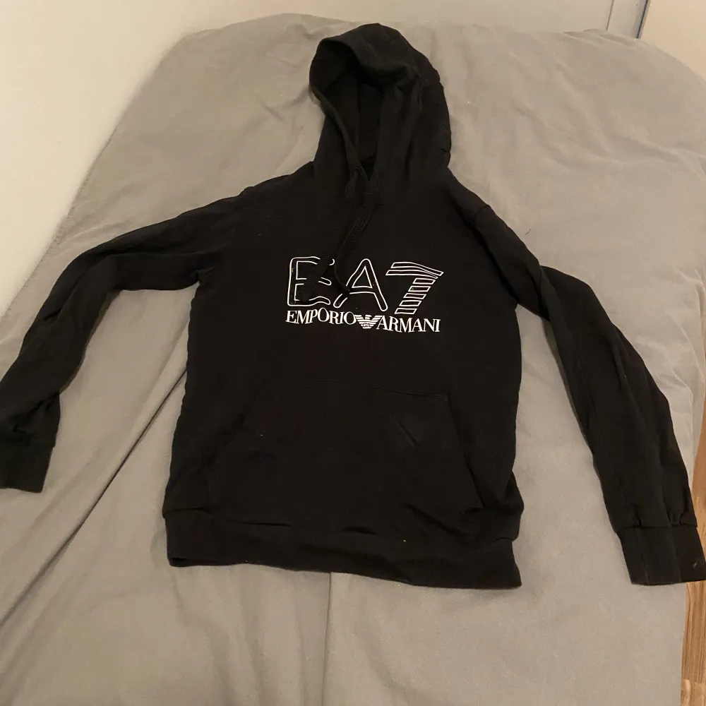 En hoodie som jag har haft inte så länge men behöver bli av med den. Fräsch och har en bra luva. Dem har fram fickor som får plats för allt.  Hör av dig!!. Hoodies.