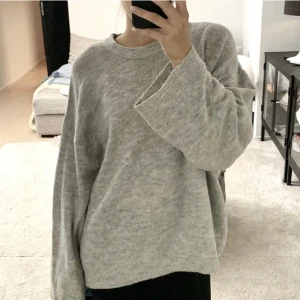 Stickad tröja - (Lånad bild) grå stickad tröja, så mysig