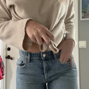 Blåa jeans - Midwaist/lowwaist från zara i strl 39, säljer då de börjat blå för små och lite för korta då jag är 174 cm lång 
