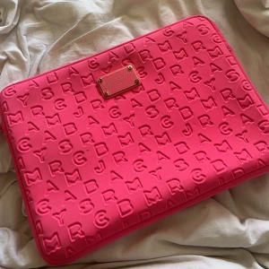 Marc jacobs datafodral  - Datafodral från Marc jacobs, inga defekter alls som nytt i princip, aldrig använt, pris går att diskutera! frakt tillkommer❤️