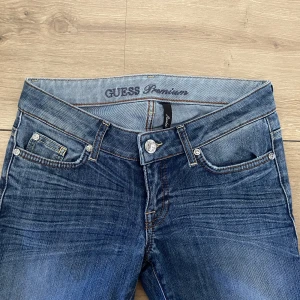 LÅGMIDJADE JEANS GUESS - Lågmidjade jeans i nysick, stl 27/32💗