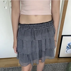 Rutig volangkjol  - Jättefin volangkjol från hm. 