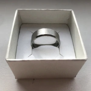 Slät ring - Säljer denna snygga släta stålringen, då jag har lite för många ringar nu😁 Den är i fint skick! Hör gärna av dig vid intresse!!😊