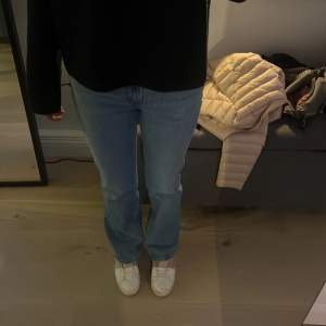 Lågmidjade jeans från Levis i modellen low pitch boot❤️sitter jättebra i längden på mig som är 166!!  i princip aldrig använda 