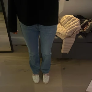 Lågmidjade jeans - Lågmidjade jeans från Levis i modellen low pitch boot W24❤️sitter jättebra i längden på mig som är 166!!  i princip aldrig använda 
