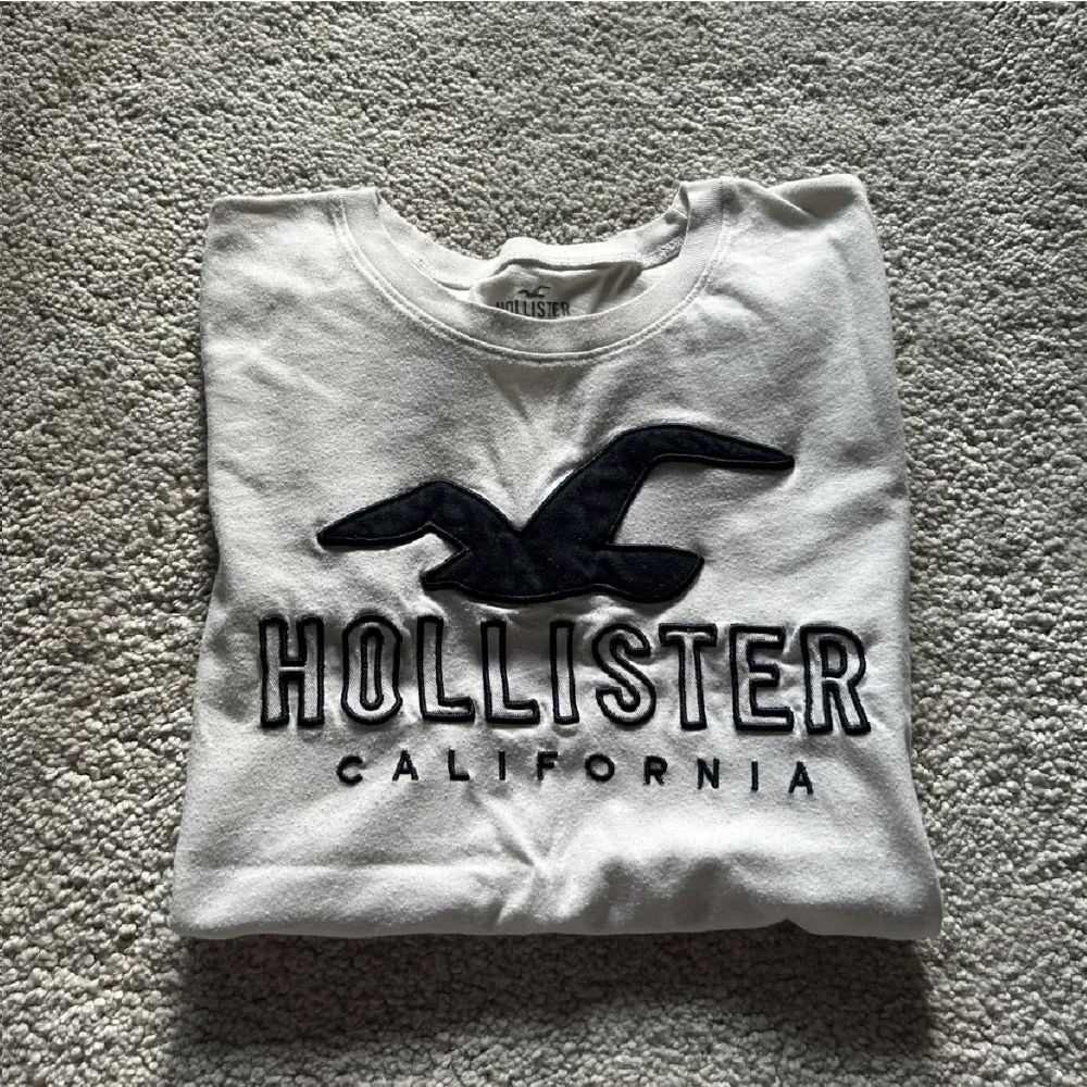 Äkta Hollister t-shirt i storlek s. 🙌🏼💕 i fint skick. använd gärna ”köp nu” 💕🙌🏼🌸✨. T-shirts.