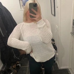 Vit stickad tröja  - Stickad tröja i storlek medium. 100kr