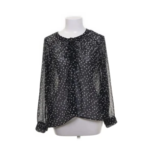 Blus  - En fin blus i myxket bra skick köpt från Sellpy men fick inte nån användning för den. (Lånade bilder från Sellpy)